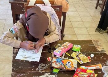 Mahasiswa UNISMA Malang Latih Siswa SMP Bercocok Tanam Gunakan Botol Plastik Bekas