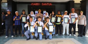 Polresta Malang Kota Memberikan Apresiasi dan Penghargaan Kepada Elemen Masyarakat Kota Malang Yang Berprestasi