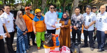 Salurkan Bantuan ke Warga Terdampak, Wali Kota Malang Imbau Waspadai Cuaca Ekstrem