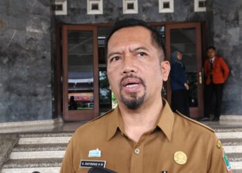 Intensitas Hujan Telah Tinggi , DLH Melaksanakan Perempesan Pohon Rapuh
