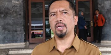 Intensitas Hujan Telah Tinggi , DLH Melaksanakan Perempesan Pohon Rapuh