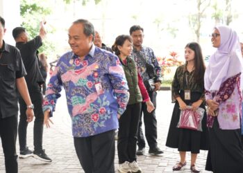 Peringati Hari Jadi Provinsi Jatim ke-80 dan HKN ke-61, RSUD Karsa Husada Batu Gelar Bakti Sosial di Pasar Induk Among Tani