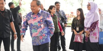 Peringati Hari Jadi Provinsi Jatim ke-80 dan HKN ke-61, RSUD Karsa Husada Batu Gelar Bakti Sosial di Pasar Induk Among Tani