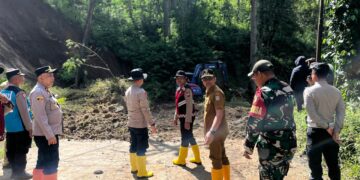 TNI/Polri dan BPBD Sigap Bersihkan Material Longsor di Ngantang