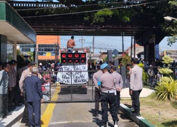 Warga Yang Mengaku dari Aliansi Pro Publik Lakukan Demonstrasi di Depan Pengadilan Negeri (PN) Malang.