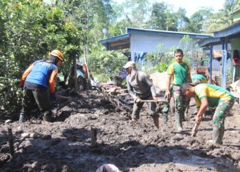Prajurit TNI dan Relawan Berjibaku dengan Lumpur di Desa Supiturang