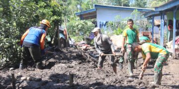 Prajurit TNI dan Relawan Berjibaku dengan Lumpur di Desa Supiturang