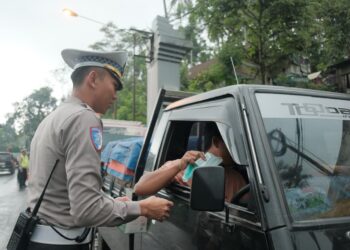 Satlantas Polres Malang Bagikan Masker ke Pengendara Terdampak Semeru di Perbatasan Malang-Lumajang