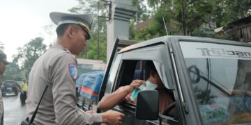 Satlantas Polres Malang Bagikan Masker ke Pengendara Terdampak Semeru di Perbatasan Malang-Lumajang