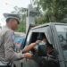 Satlantas Polres Malang Bagikan Masker ke Pengendara Terdampak Semeru di Perbatasan Malang-Lumajang