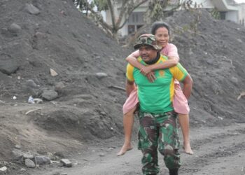 TNI Gandong Nenek Yang Kesulitan Berjalan