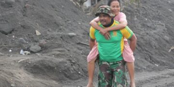 TNI Gandong Nenek Yang Kesulitan Berjalan