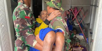 Haru Warga Tak terbendung: Prajurit Yonkes 2 Kostrad Ganti Popok Kakek Renta di Semeru
