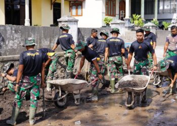 TNI danRelawan Terus Pulihkan Akses Desa Supiturang Pasca Erupsi Semeru