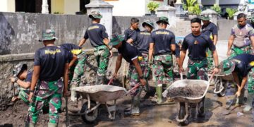 TNI danRelawan Terus Pulihkan Akses Desa Supiturang Pasca Erupsi Semeru