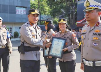 Kapolresta Malang Kota Berikan Penghargaan ke 33 Personil Polresta Malang Kota Yang Berdedikasi dan Berprestasi