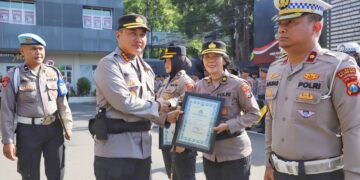 Kapolresta Malang Kota Berikan Penghargaan ke 33 Personil Polresta Malang Kota Yang Berdedikasi dan Berprestasi