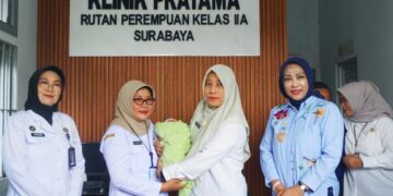 Wabup Mimik Idayana Terima Penyerahan Bayi yang Ditinggal Wafat Ibunya di Rutan Porong