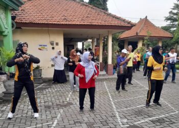 Bugar Bersama, Personel Polsek Krian Polresta Sidoarjo, Forkopimka Lakukan  Senam SKJ 