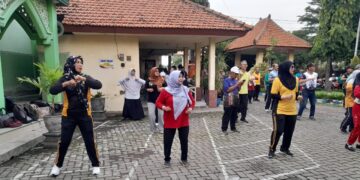 Bugar Bersama, Personel Polsek Krian Polresta Sidoarjo, Forkopimka Lakukan Senam SKJ