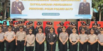Sejumlah Anggota Polres Batu, Menerima Satyalencana Pengabdian Dari Kapolres