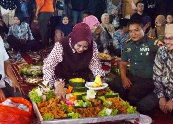 Kemeriahan Harjasda ke-167, Wabup Mimik Idayana Makan Bersama Ribuan Warga di Monumen Jayandaru