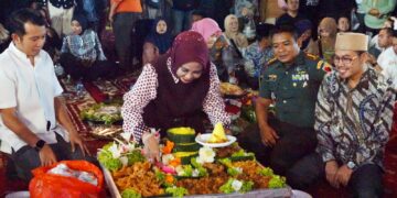 Kemeriahan Harjasda ke-167, Wabup Mimik Idayana Makan Bersama Ribuan Warga di Monumen Jayandaru