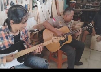 Indra, Pengamen Jalanan Kota Batu yang Berhasil Membuat Gitar Akustik Berkualitas Tinggi