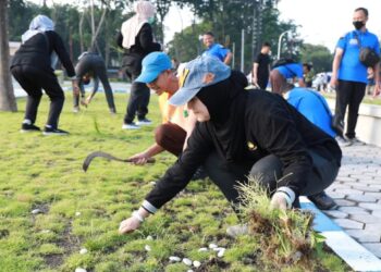 ASN Sidoarjo Kerja Bakti Bersihkan Alun-alun