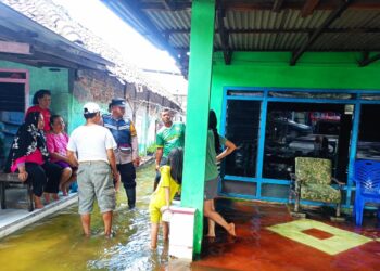 Banjir Rendam Rumah Warga, Polisi Salurkan Bantuan Sembako