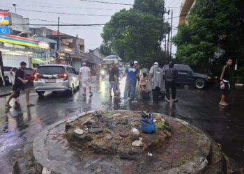Meski Diguyur Hujan Kelompok Suporter Curvasud Arema Agregat 87 Semangat Membagikan Takjil Gratis