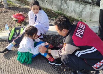 Sigap dan Humanis, Anggota Polsek Buduran Bantu Anak Sekolah Terjatuh di Jalan