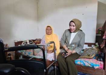 Meringankan Beban Warga, Wabup Sidoarjo Serahkan Bantuan Kursi Roda diporong
