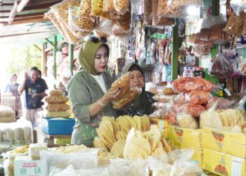 Wabup Mimik Idayana Sidak Harga Sembako dan Serap Aspirasi Pedagang di Pasar Porong