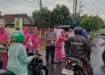 Polsek Balongbendo dan Bhayangkari Bagikan 400 Paket Takjil ke Pengguna Jalan