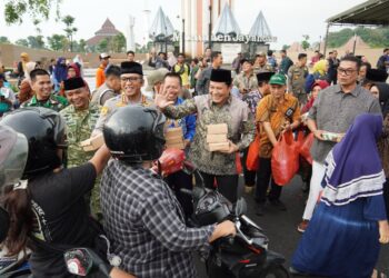 Forkopimda Sidoarjo Bagikan 75.000 Paket Takjil di Alun-Alun