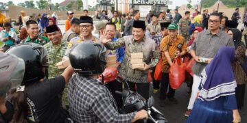 Forkopimda Sidoarjo Bagikan 75.000 Paket Takjil di Alun-Alun