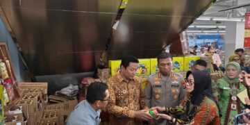 Jelang Lebaran, Bupati Sidoarjo H. Subandi Sidak Harga dan Kualitas Sembako di Sejumlah Supermarket