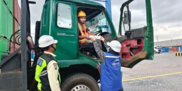 Berkah Ramadan, TPS Berbagi Takjil ke Ratusan Pengemudi Truk dan Mitra Kerja