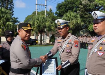 Kapolres Batu Berikan Penghargaan kepada Personel Berprestasi, Wujud Apresiasi dan Motivasi Kinerja