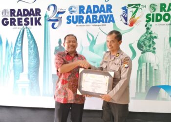 Kapolresta Sidoarjo Terima Penghargaan dari Radar Sidoarjo atas Dedikasi Jaga Kamtibmas
