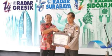 Kapolresta Sidoarjo Terima Penghargaan dari Radar Sidoarjo atas Dedikasi Jaga Kamtibmas