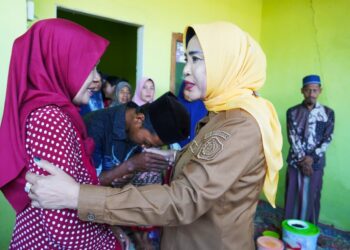 Wabup Mimik Takziah ke Rumah Duka Balita Tenggelam di Sungai Kalidawir, Ingatkan Kewaspadaan Bersama