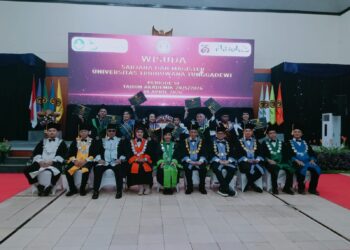 UNITRI Kukuhkan 400 Lulusan pada Wisuda Periode 51, Siapkan SDM Berdaya Saing Global