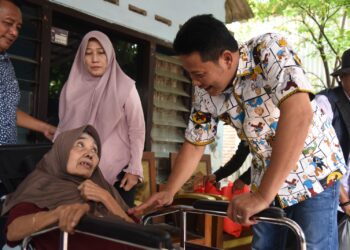 Bupati Sidoarjo Sidak RTLH dan Serahkan Langsung Bantuan Kursi Roda Kepada Warga Wonoayu