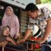 Bupati Sidoarjo Sidak RTLH dan Serahkan Langsung Bantuan Kursi Roda Kepada Warga Wonoayu
