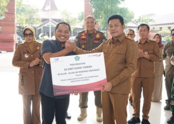 Bank Jatim Salurkan CSR Kursi Taman, Bupati Sidoarjo Ajak Warga Rawat Alun-Alun.