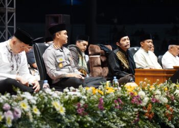 Dihadapan Ribuan Jamaah, Gus Iqdam Apresiasi Dedikasi Kombes Putu Kholis untuk Korban Kanjuruhan