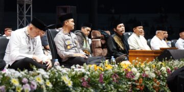 Dihadapan Ribuan Jamaah, Gus Iqdam Apresiasi Dedikasi Kombes Putu Kholis untuk Korban Kanjuruhan