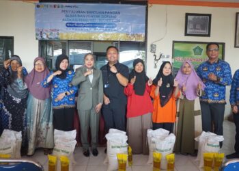 Sriatun Subandi Salurkan Bantuan Pangan di Gedangan, Ribuan Warga Terima Beras dan Minyak Goreng.